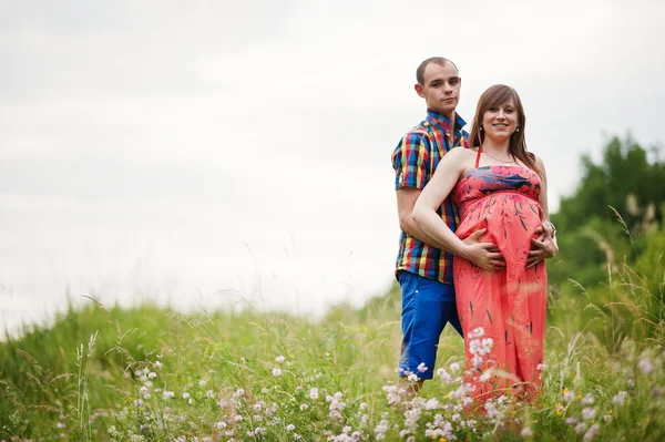 Gelukkige jonge paar verwachten baby, zwangere vrouw met echtgenoot — Stockfoto