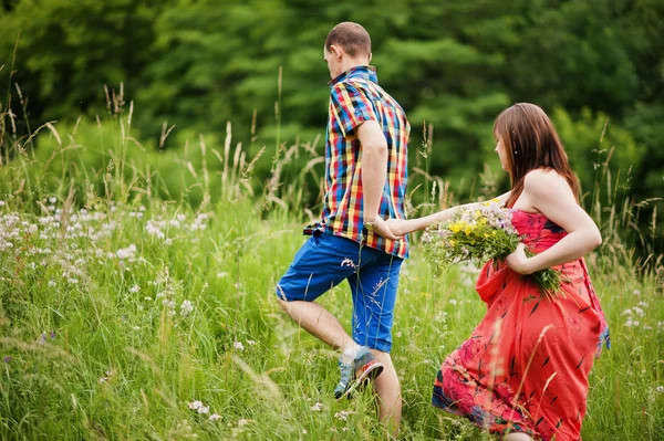 Happy young couple expecting baby, pregnant woman with husband — Stock Photo, Image