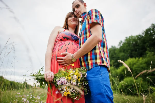 Jeune couple heureux attend bébé, femme enceinte avec mari — Photo