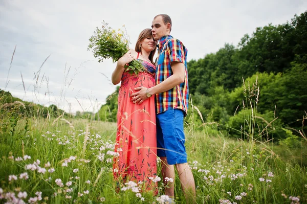 Счастливая молодая пара ждет ребенка, беременная женщина с мужем — стоковое фото