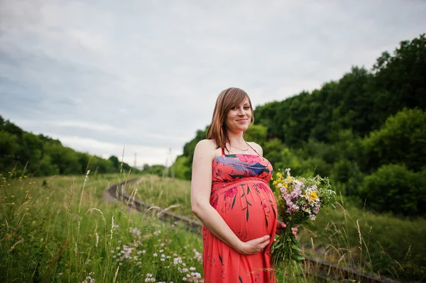 Zwangere vrouw verwachten baby — Stockfoto