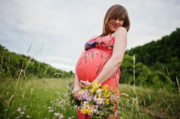 Беременная женщина ждет ребенка — стоковое фото