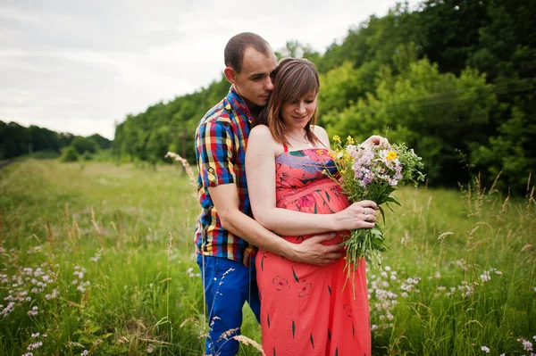 Gelukkige jonge paar verwachten baby, zwangere vrouw met echtgenoot — Stockfoto