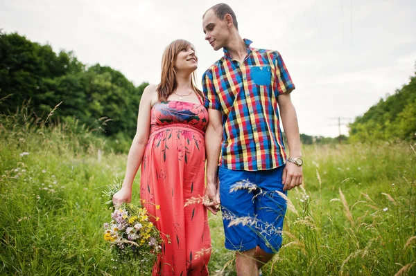 Feliz jovem casal esperando bebê, mulher grávida com marido — Fotografia de Stock