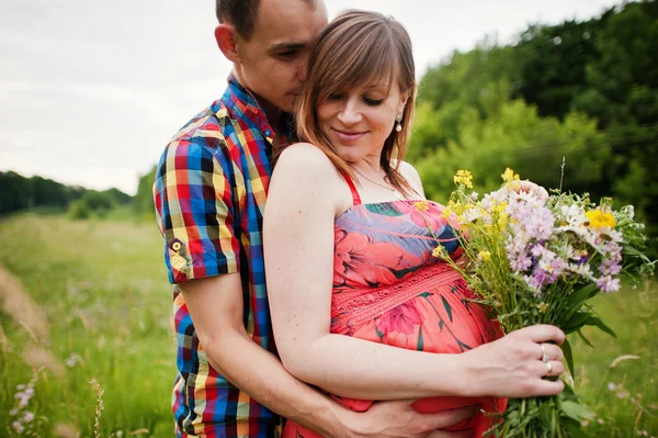 Feliz jovem casal esperando bebê, mulher grávida com marido — Fotografia de Stock