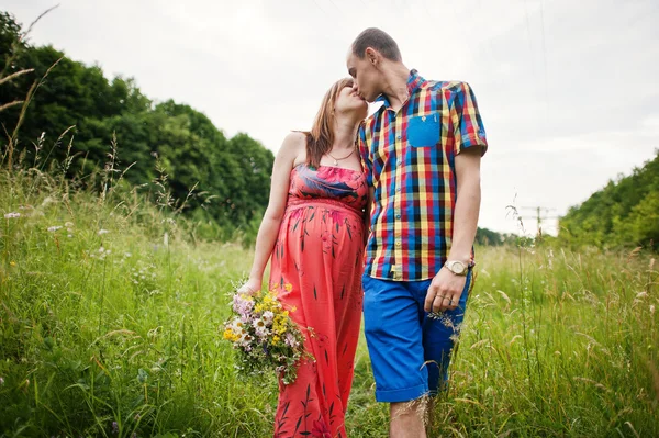 Jeune couple heureux attend bébé, femme enceinte avec mari — Photo