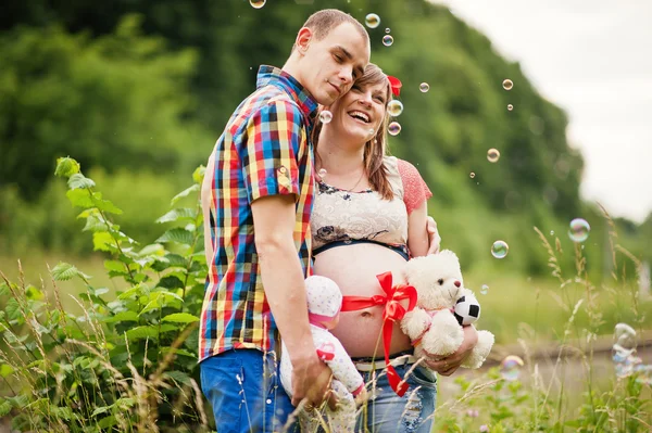 Feliz joven pareja esperando bebé, mujer embarazada con marido —  Fotos de Stock