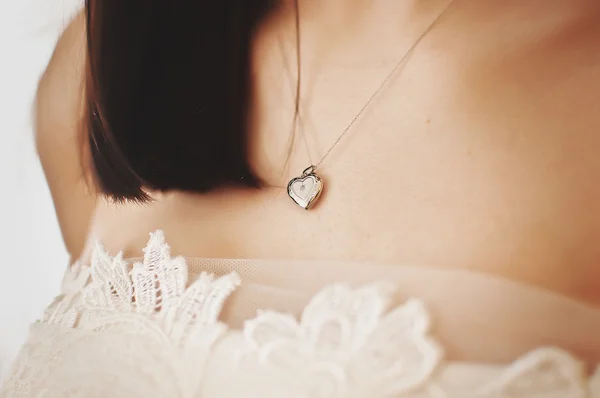 Кулон в виде сердца на невесте — стоковое фото