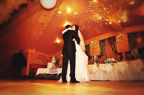 Primeira dança de casamento do casal de casamento — Fotografia de Stock