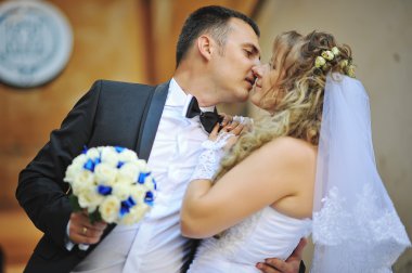 Şehrin sokaklarında yürürken mutlu evlilik çift