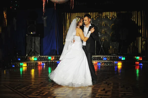 Wedding dance with night light and balloons — Stock Photo, Image