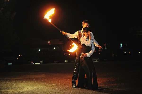 Espectáculo de fuego en la noche en la ceremonia de boda — Foto de Stock