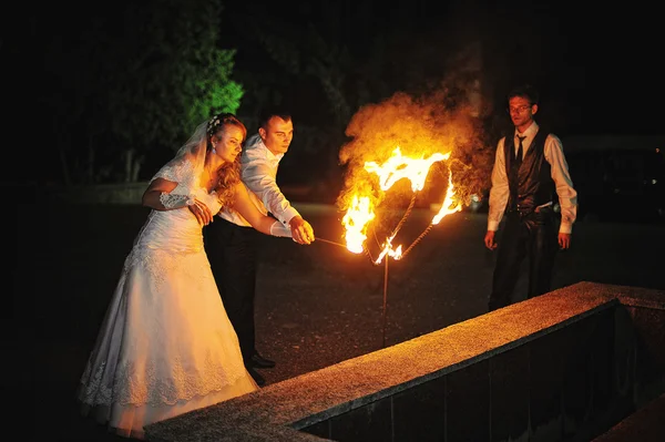 Bruiloft paar achtergrond brand twee hart — Stockfoto