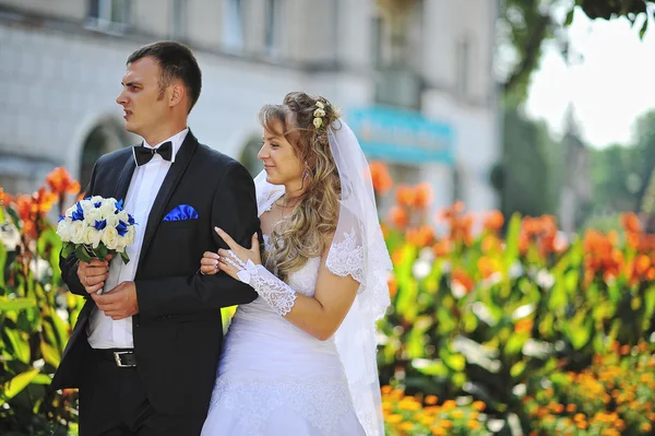 Happy wedding couple walking streets of city — Stock Photo, Image