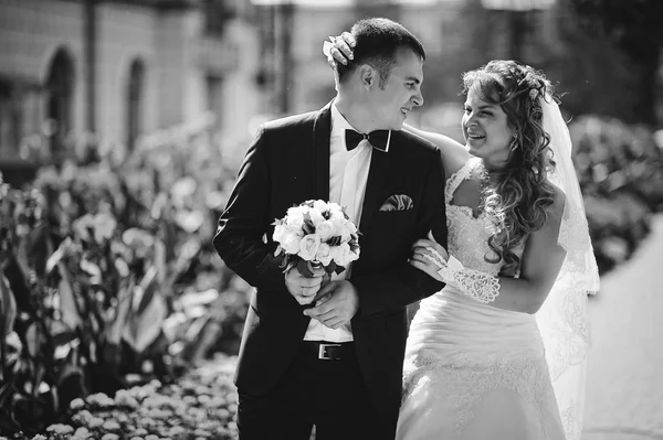 Casal feliz andando ruas da cidade — Fotografia de Stock