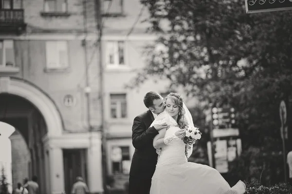 Happy wedding couple walking streets of city — Stock Photo, Image