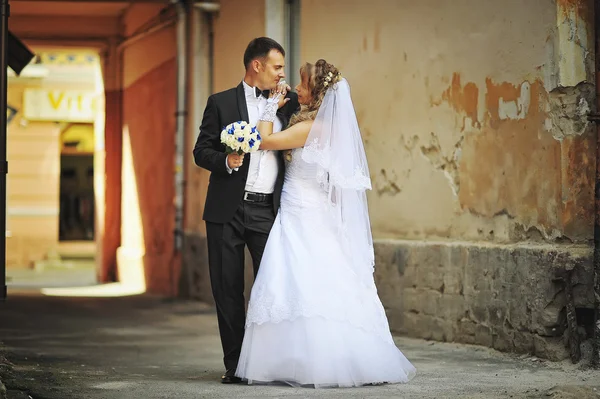 Casal feliz andando ruas da cidade — Fotografia de Stock