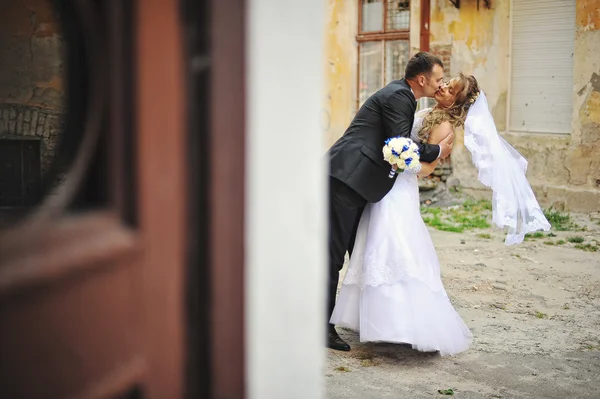 Casal feliz andando ruas da cidade — Fotografia de Stock