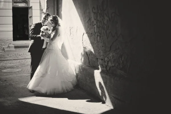 Happy wedding couple walking streets of city — Stock Photo, Image