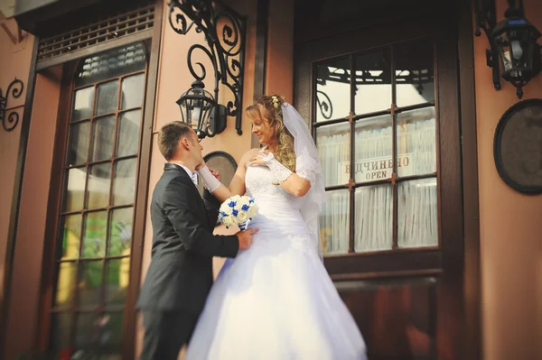 Šťastný Svatební pár pěší ulice města — Stock fotografie