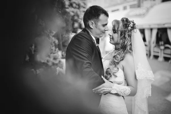 Šťastný Svatební pár pěší ulice města — Stock fotografie