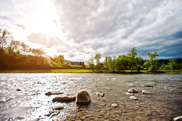 Rivière de montagne dans les montagnes des Carpates, Ukraine — Photo