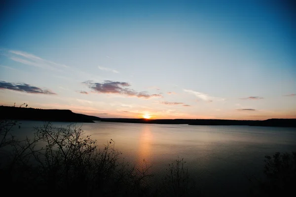 Ηλιοβασίλεμα στο ποτάμι Dnister σχετικά με δεξαμενή Bakota, Ουκρανία — Φωτογραφία Αρχείου