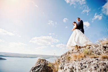 Çok şehvetli ve düzülmüş Düğün çifti pitoresk arazileri üzerinde