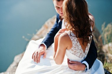 Çok şehvetli ve düzülmüş Düğün çifti pitoresk arazileri üzerinde