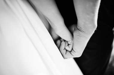 Üzerinde düğün çift el el 