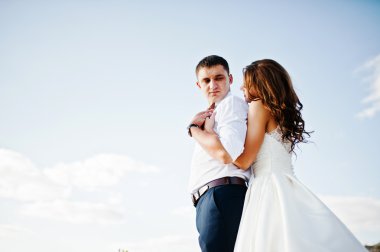 Çok şehvetli ve düzülmüş Düğün çifti pitoresk arazileri üzerinde