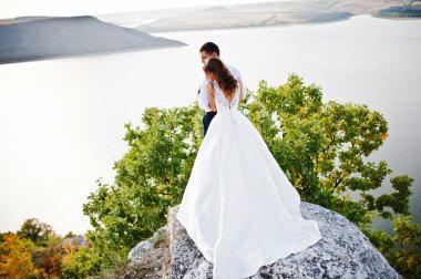 Çok şehvetli ve düzülmüş Düğün çifti pitoresk arazileri üzerinde