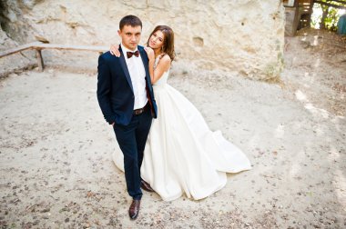 Çok şehvetli ve düzülmüş Düğün çifti pitoresk arazileri üzerinde