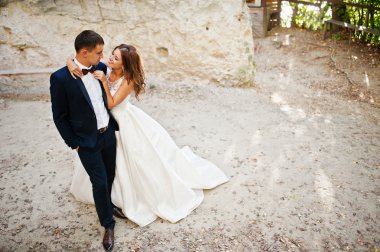 Çok şehvetli ve düzülmüş Düğün çifti pitoresk arazileri üzerinde