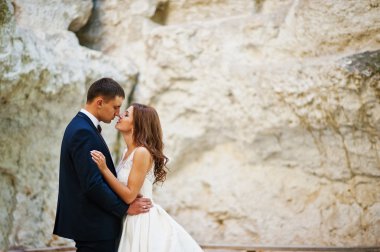 Çok şehvetli ve düzülmüş Düğün çifti pitoresk arazileri üzerinde