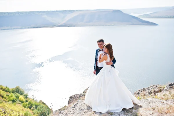 Pareja de boda muy sensual y hermosa en las tierras pintorescas — Foto de Stock