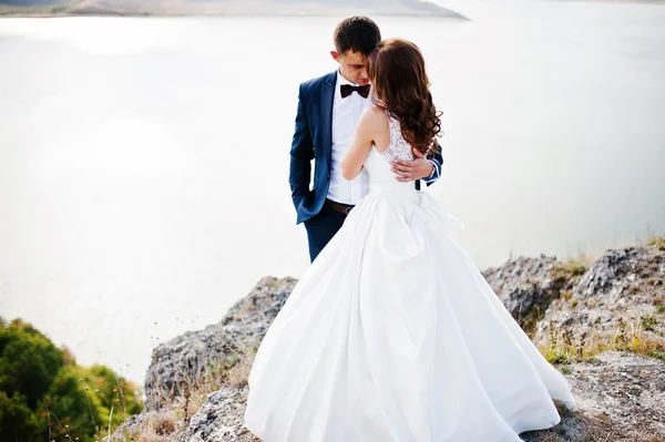 Very sensual and gorgeus wedding couple on the picturesque lands — Stock Photo, Image