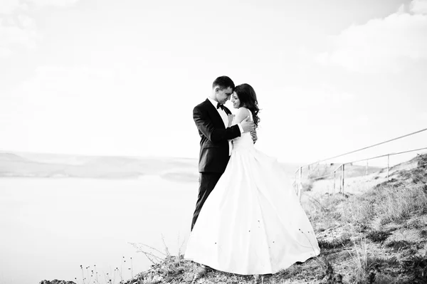 Very sensual and gorgeus wedding couple on the picturesque lands — Stock Photo, Image