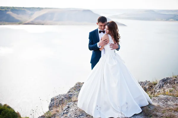 Casal muito sensual e gorgeus nas terras pitorescas — Fotografia de Stock