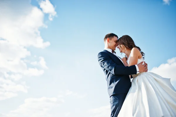 Very sensual and gorgeus wedding couple on the picturesque lands — Stock Photo, Image