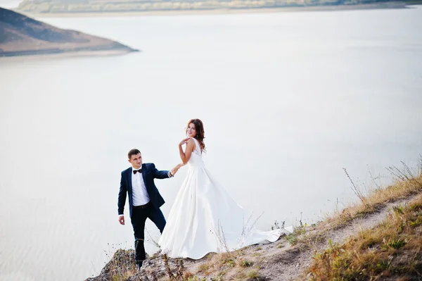 Çok şehvetli ve düzülmüş Düğün çifti pitoresk arazileri üzerinde — Stok fotoğraf