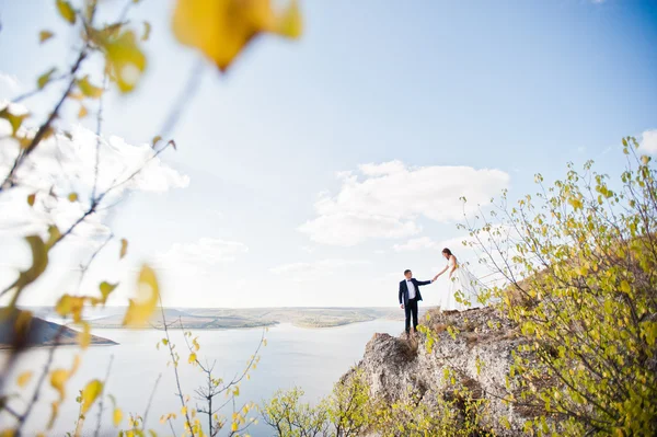 Couple de mariage très sensuel et gorgé sur les terres pittoresques — Photo