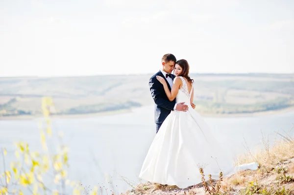Zeer sensuele en gorgeus bruidspaar op de pittoreske gronden — Stockfoto