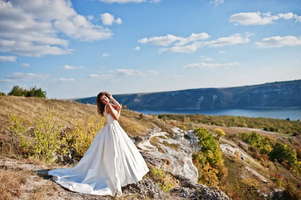 Çok şehvetli ve pitoresk manzaralar düzülmüş gelin — Stok fotoğraf