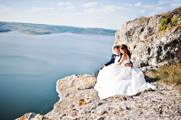 Very sensual and gorgeus wedding couple on the picturesque lands — Stock Photo, Image