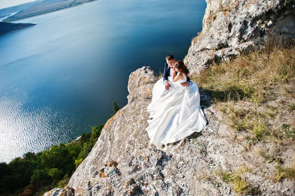 Pareja de boda muy sensual y hermosa en las tierras pintorescas —  Fotos de Stock