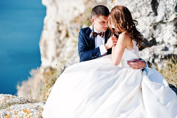 Very sensual and gorgeus wedding couple on the picturesque lands — Stock Photo, Image