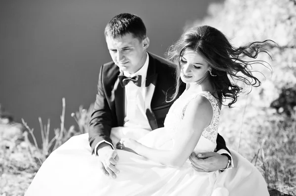 Nagyon érzéki és folyóvölgy magával ragadó esküvő házaspár a festői földeket — Stock Fotó