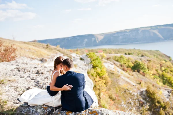 Çok şehvetli ve düzülmüş Düğün çifti pitoresk arazileri üzerinde — Stok fotoğraf