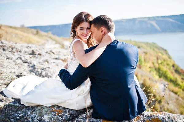 Pareja de boda muy sensual y hermosa en las tierras pintorescas — Foto de Stock